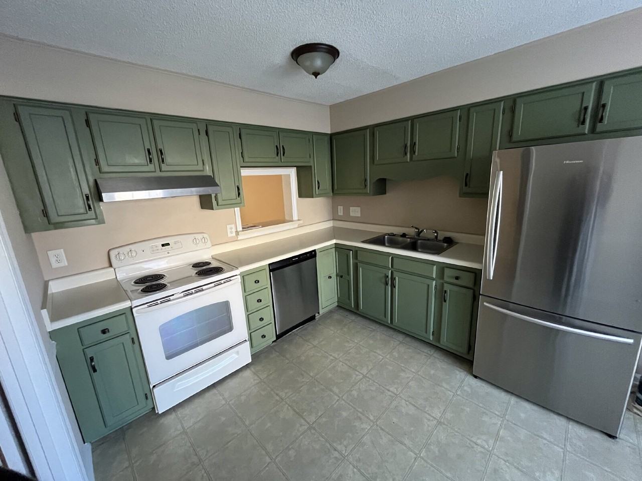 917 Shelby Dr Apt D - Photo 2 of 19