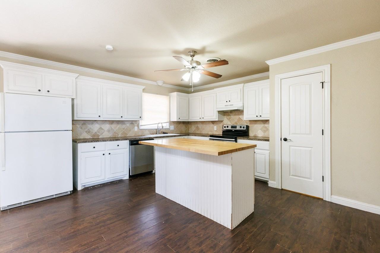 2505 52nd St - Photo 6 of 38