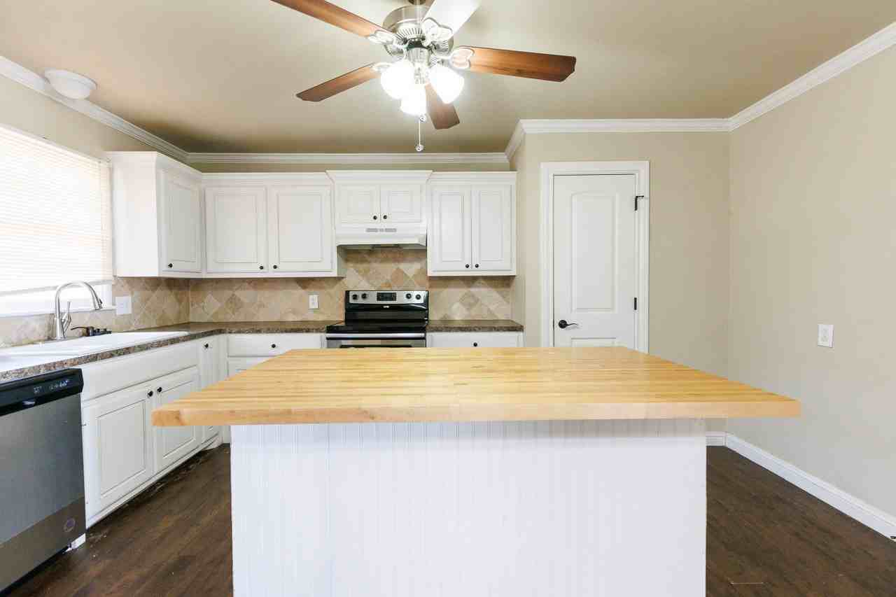 2505 52nd St - Photo 7 of 38