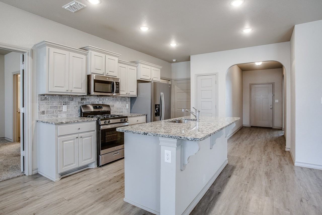 7518 88th St - Photo 4 of 18