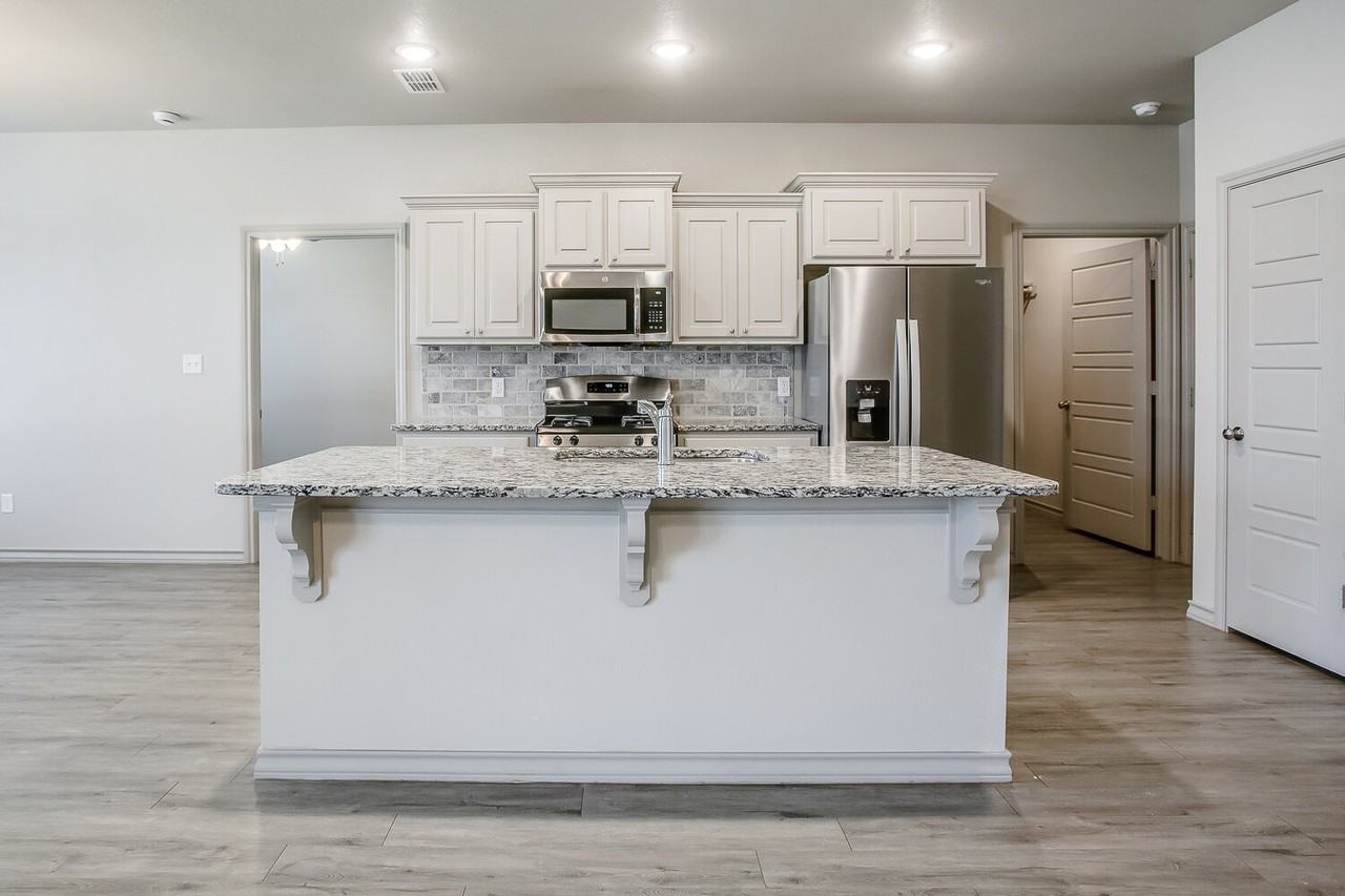 7518 88th St - Photo 6 of 18