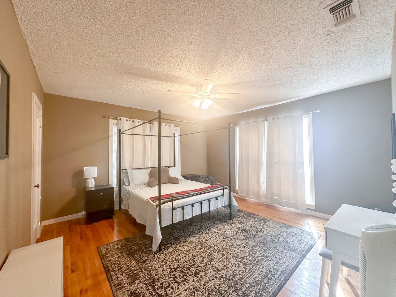 2611 29th St - Photo 4 of 9