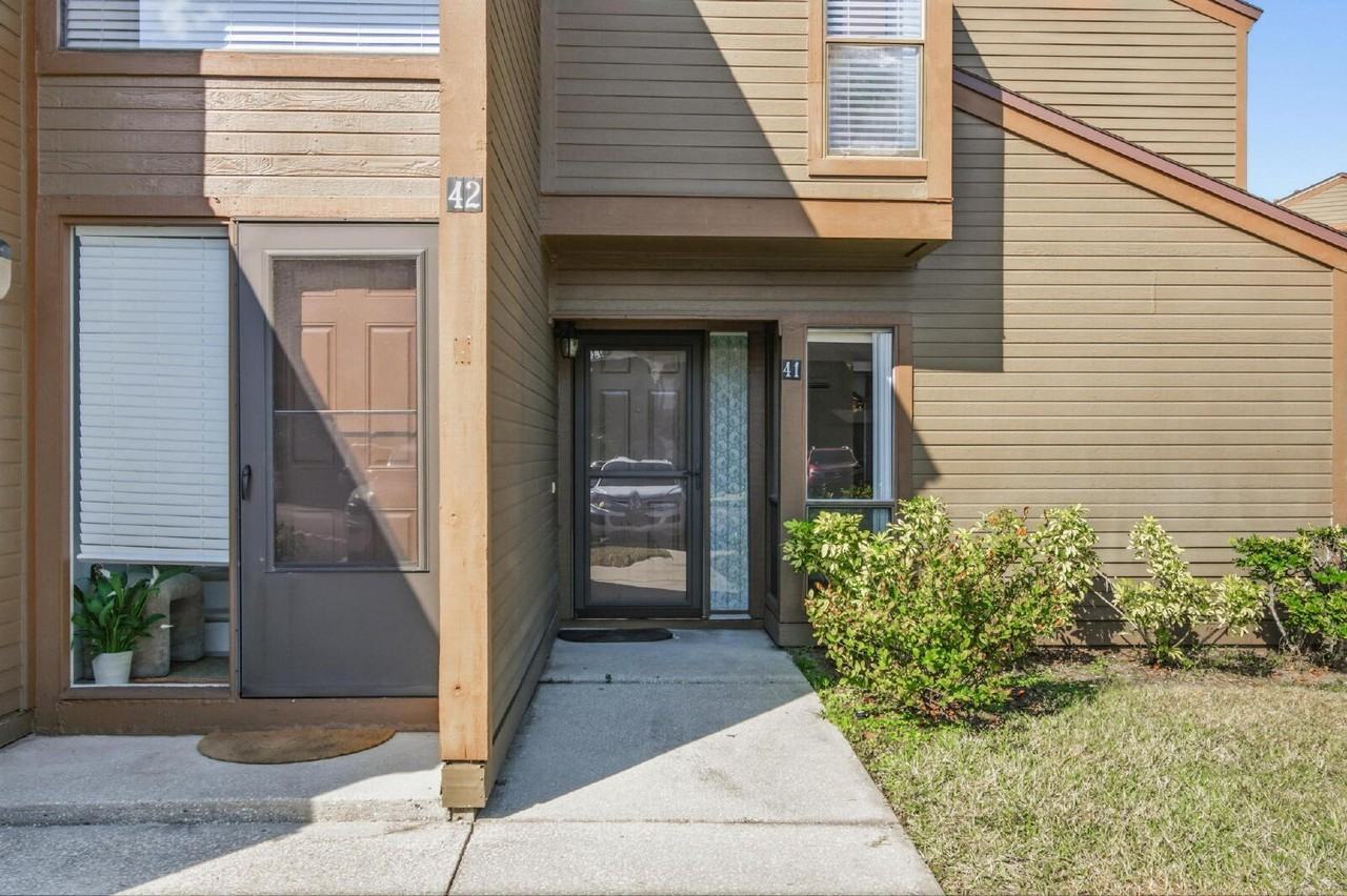 41 Hembury Ln - Photo 3 of 49