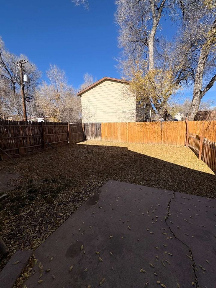 834 Bennett Ave - Photo 5 of 13