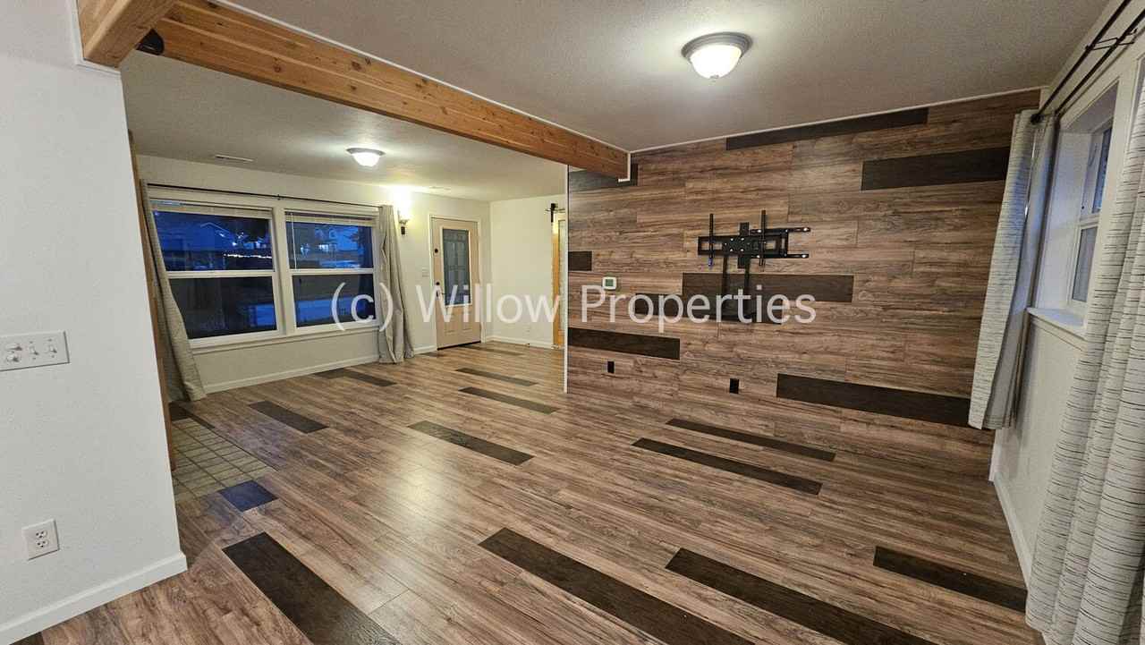 6219 N 49th St - Photo 3 of 13