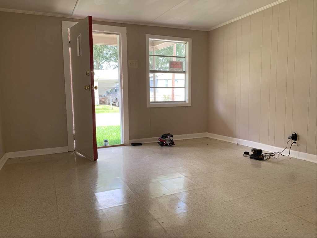 633 N Moss St - Photo 6 of 7