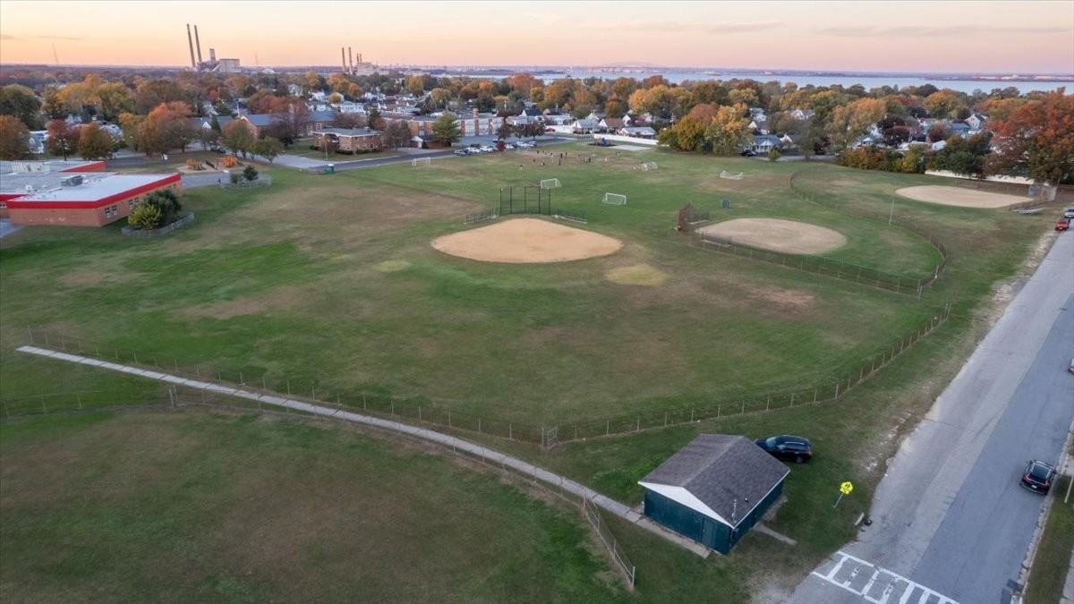 250 Glenwood Rd - Photo 4 of 26