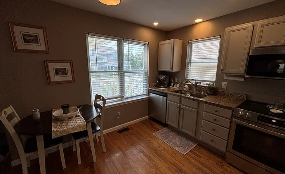 200 Shinnecock Ln - Photo 2 of 5