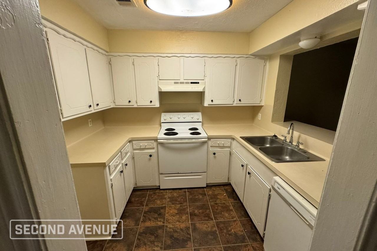 1813 Country Village Blvd - Photo 2 of 13