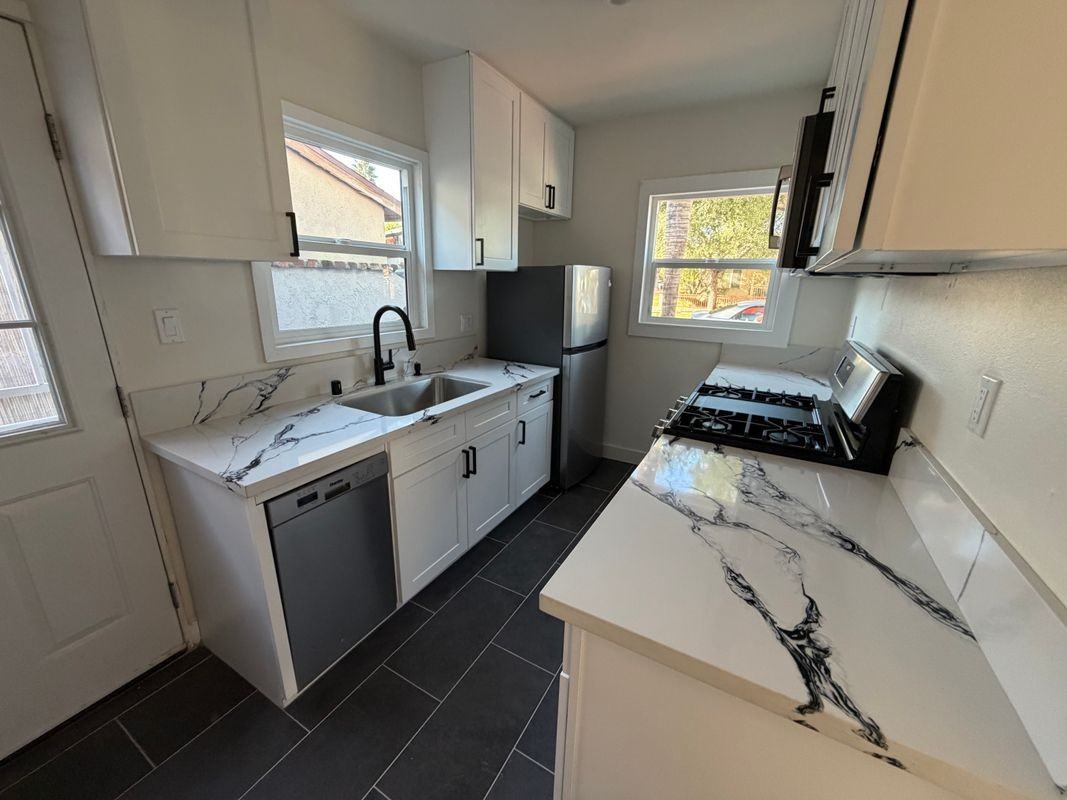 2922 Glenhurst Ave - Photo 4 of 8