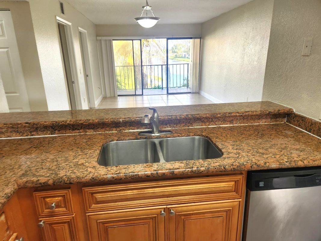 1520 Lake Crystal Dr - Photo 6 of 11