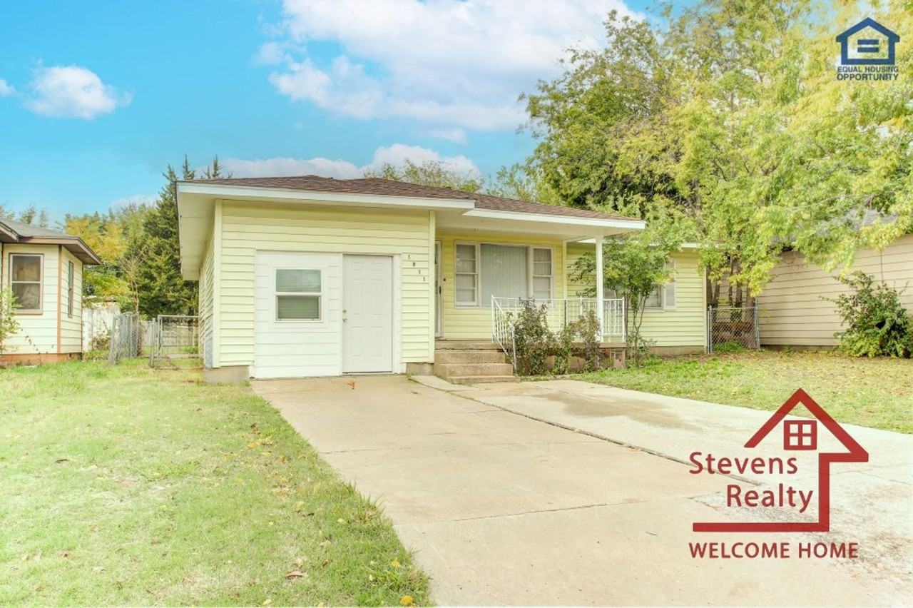 1911 Nw Smith Ave - Photo 3 of 32