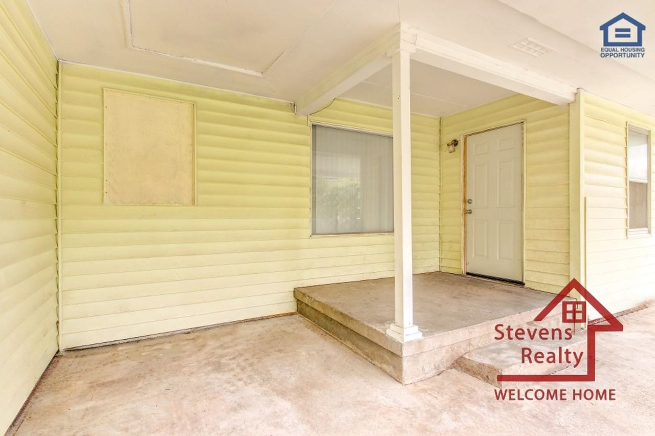 1911 Nw Smith Ave - Photo 4 of 32