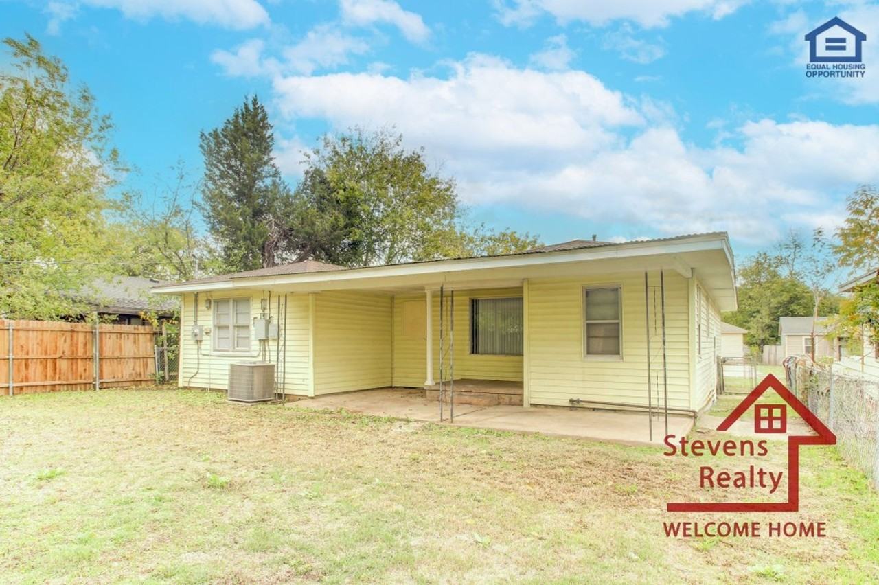 1911 Nw Smith Ave - Photo 7 of 32