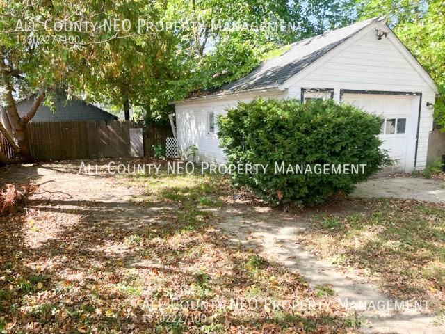 1422 Elder Ave - Photo 3 of 25