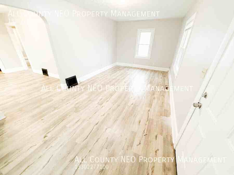 451 Lucy St - Photo 3 of 15