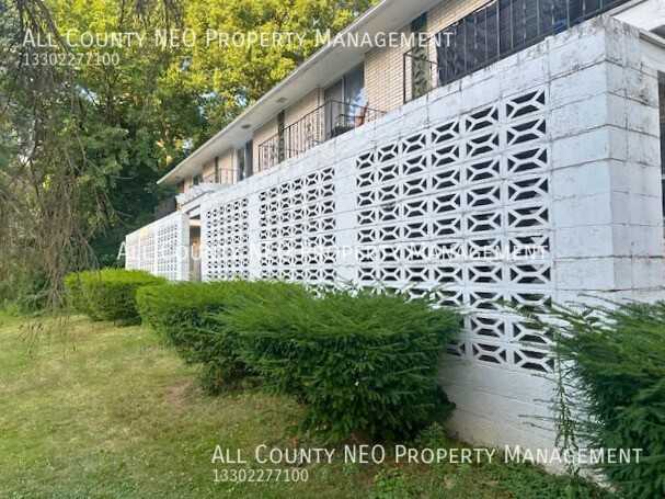 1376 Forest Glen Dr #1 - Photo 3 of 16