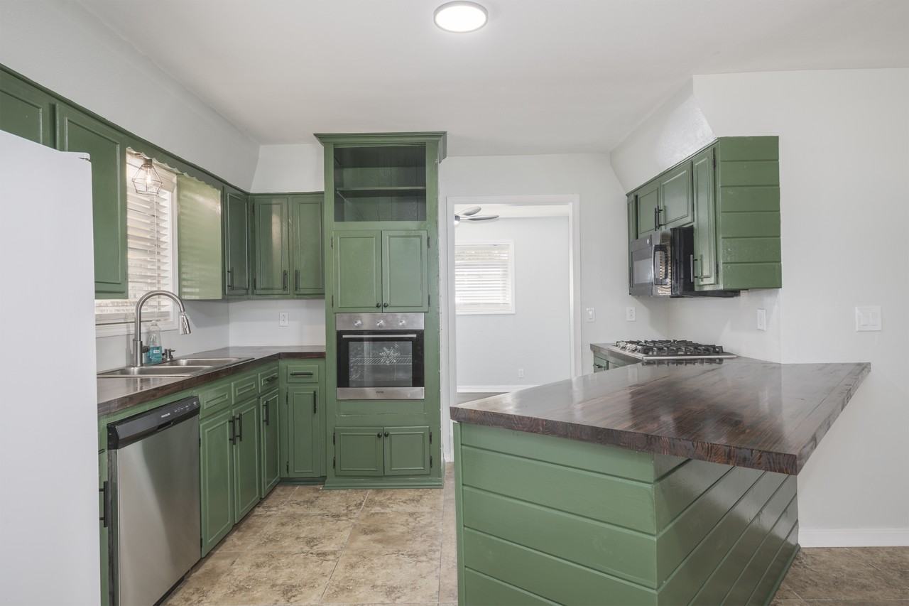 202 White Columns Dr - Photo 3 of 16