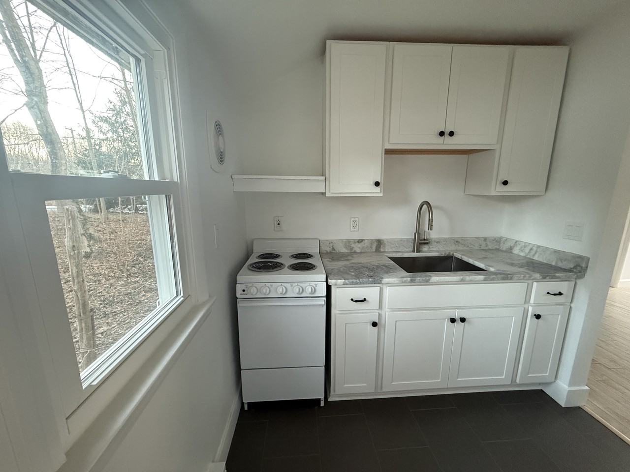 100 100 Main St Carriage house - Photo 5 of 17