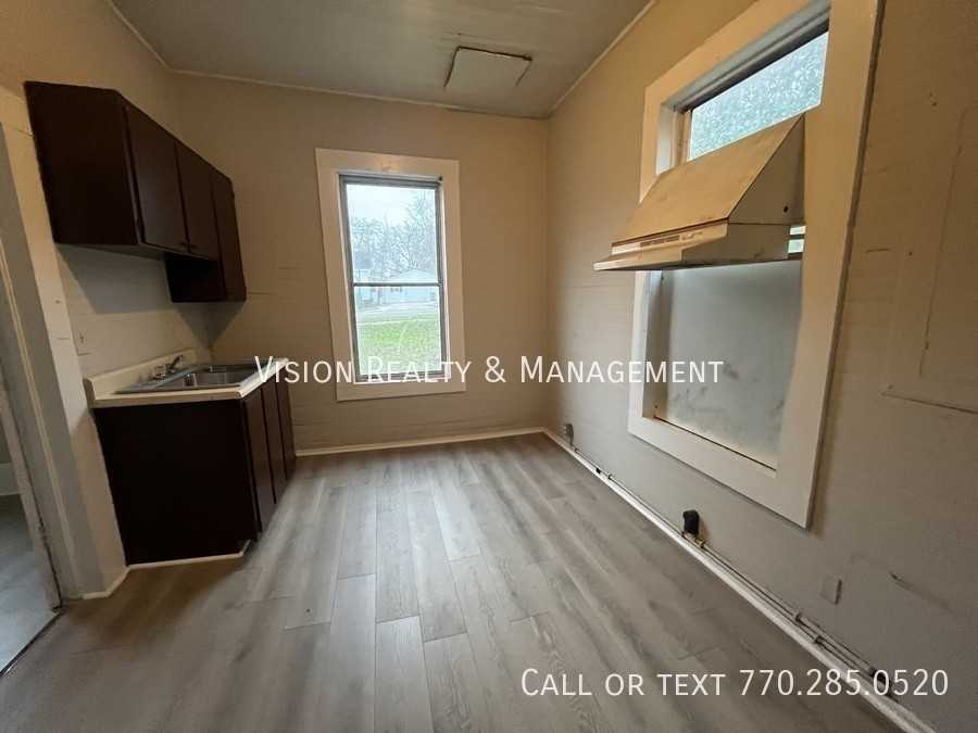 910 Truitt Ave #B - Photo 2 of 14