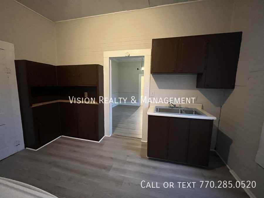 910 Truitt Ave #B - Photo 5 of 14