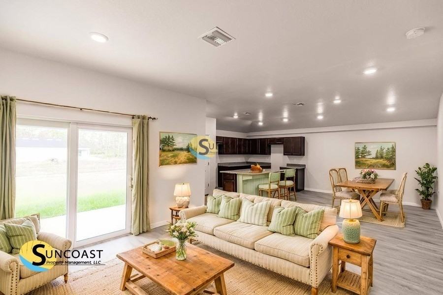 3851 Hollycrest St - Photo 3 of 17