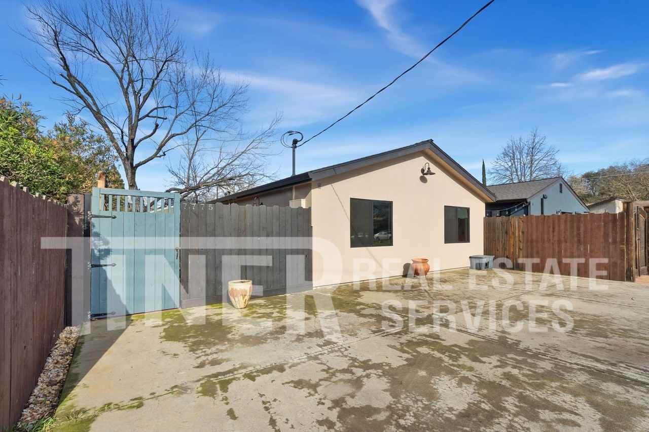 7775 Dow Ave - Photo 5 of 24