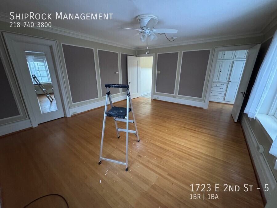 1723 E 2nd St #5 - Photo 4 of 9