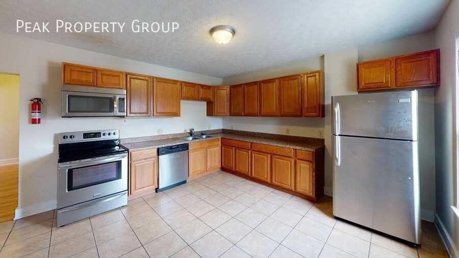 1369 Summit St - Photo 2 of 6