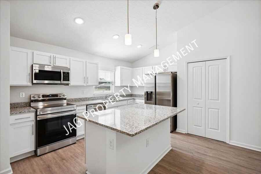 1191 Valencia St Se - Photo 2 of 29