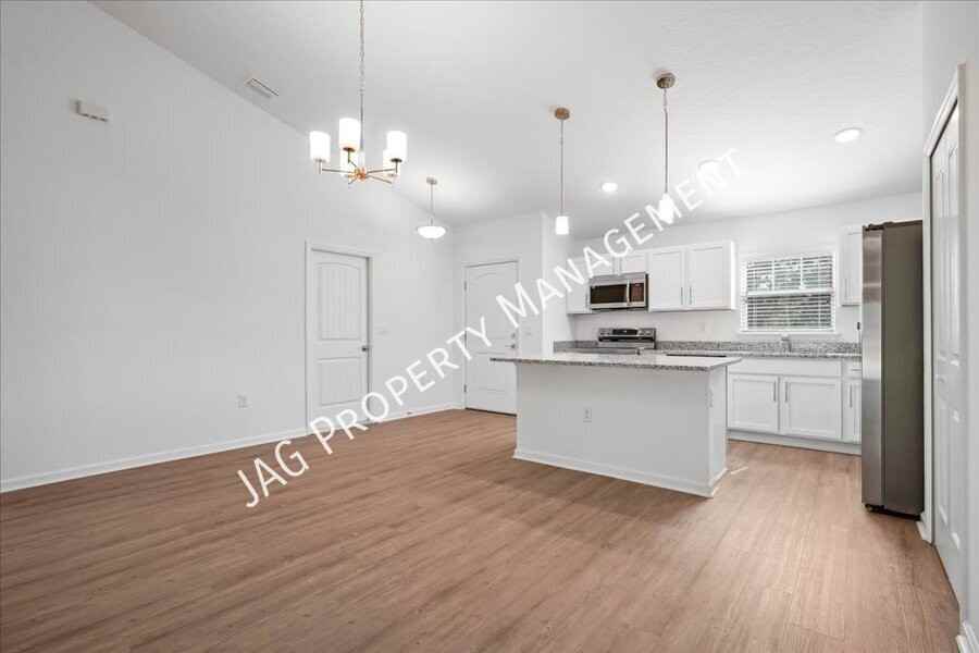 1191 Valencia St Se - Photo 4 of 29