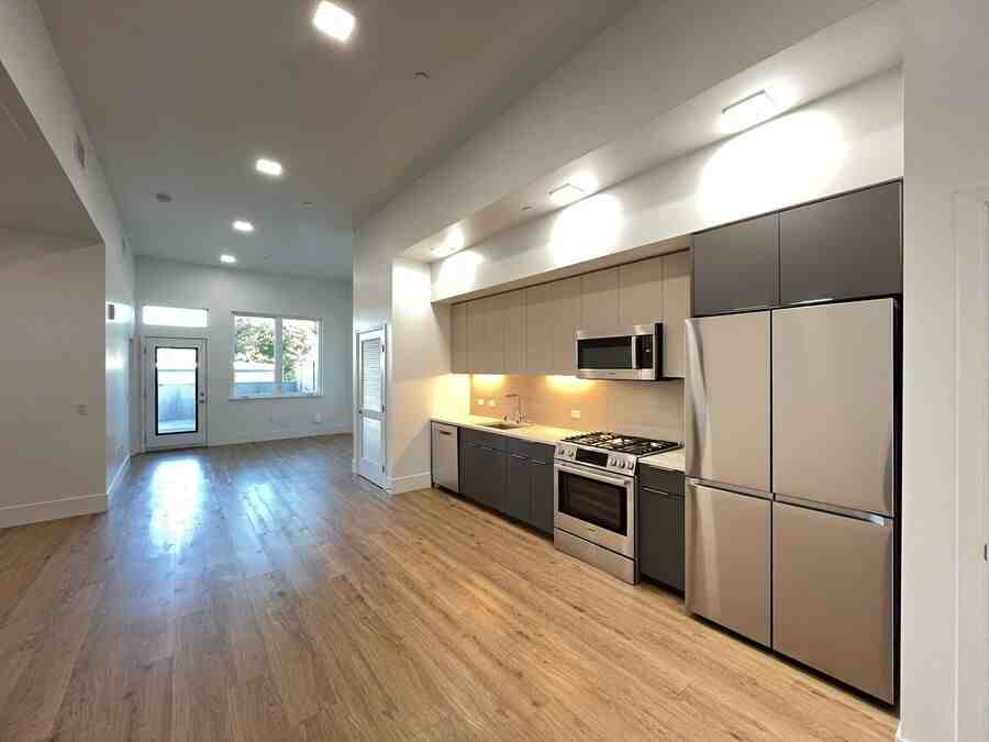 1545 32nd St #206 - Photo 4 of 24