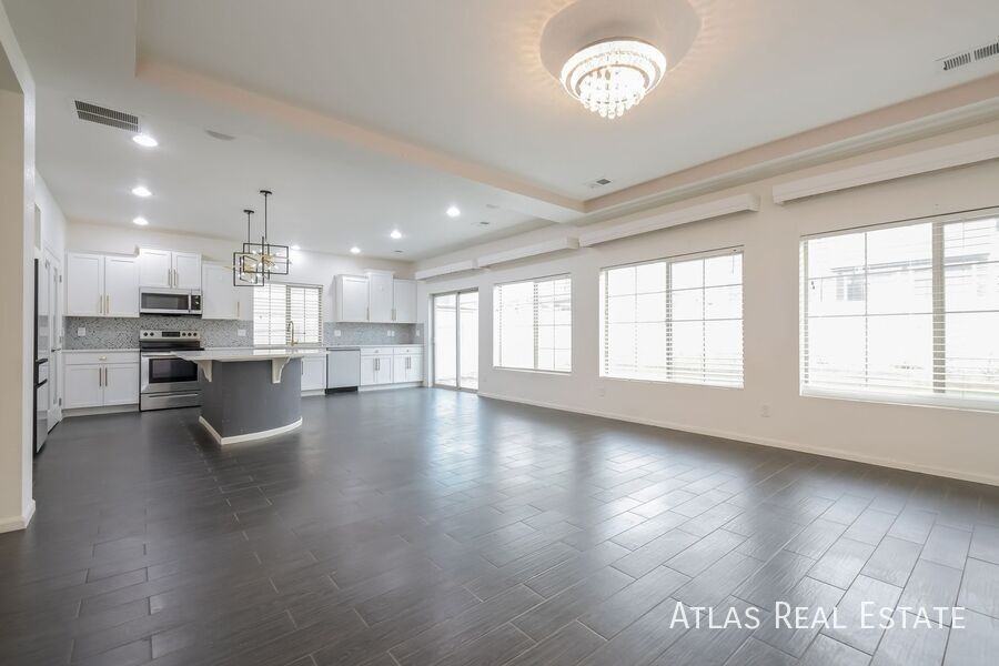 5560 Cathay Ct - Photo 2 of 10