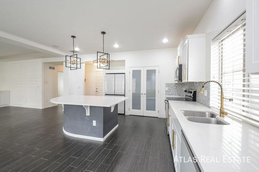 5560 Cathay Ct - Photo 5 of 10