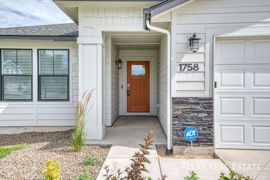 1758 E Eddington St - Photo 4 of 30