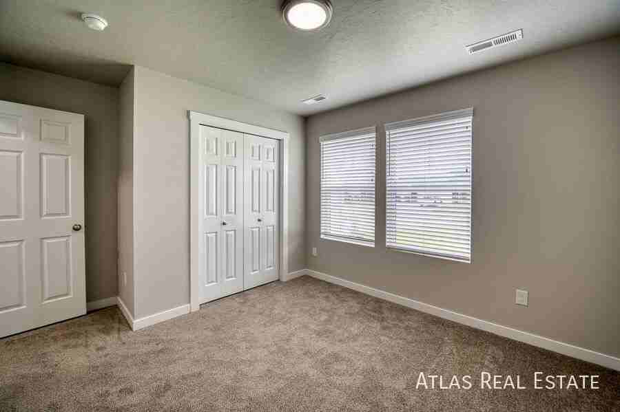 1758 E Eddington St - Photo 6 of 30