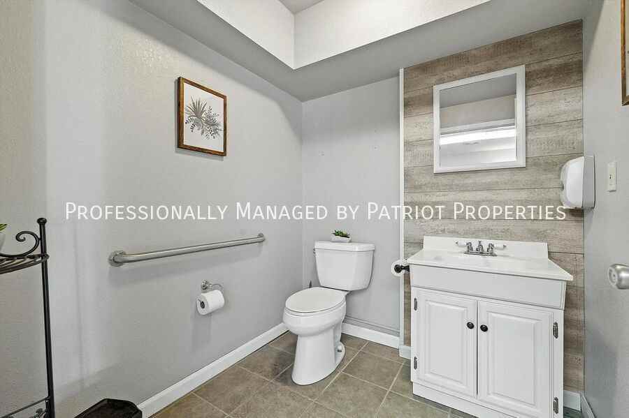 239 W North St - Photo 4 of 12