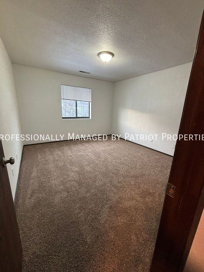 Hawkeye Apartments - Photo 5 of 18