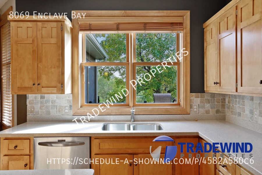 8069 Enclave Bay - Photo 5 of 50