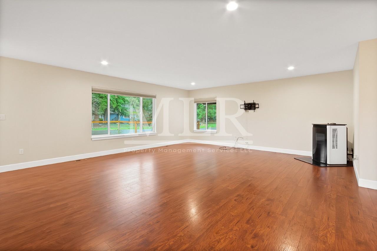 181 Coal Ave - Photo 6 of 23