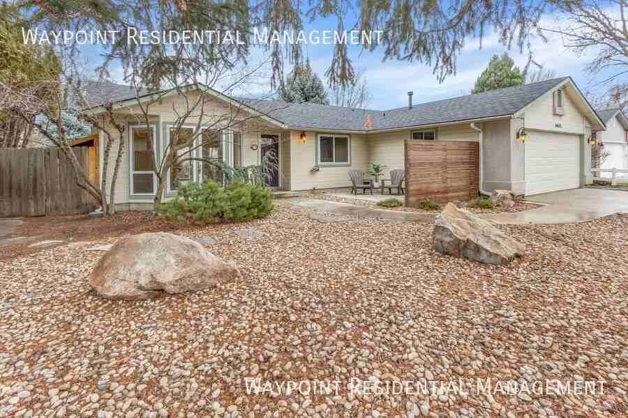 4943 W Catalpa Dr - Photo 2 of 31