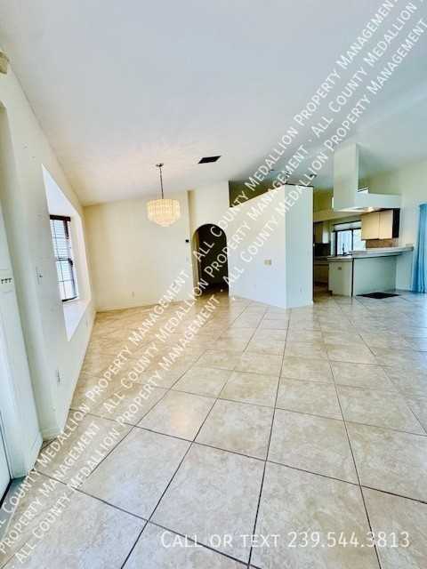 1217 Sw 21st Ter - Photo 4 of 33