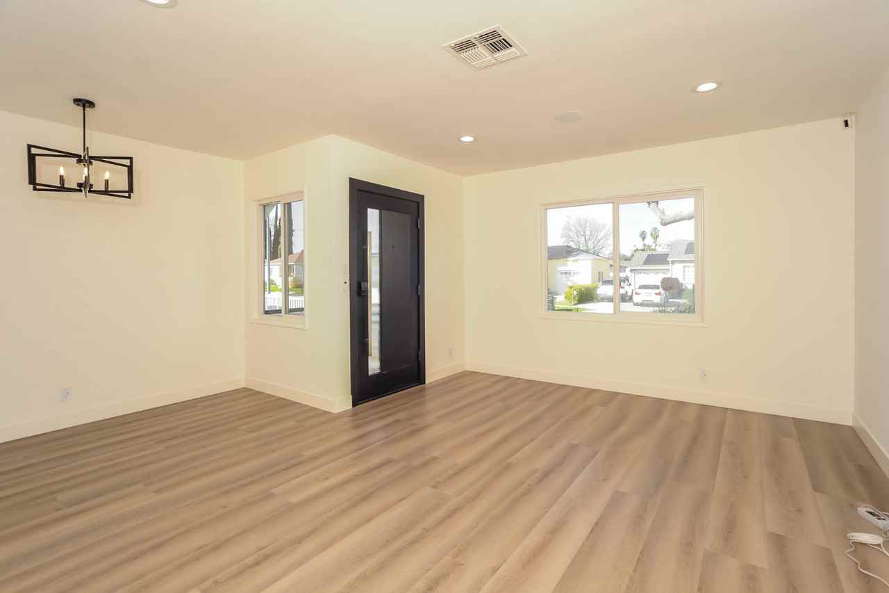 5826 Jamieson Ave - Photo 2 of 16