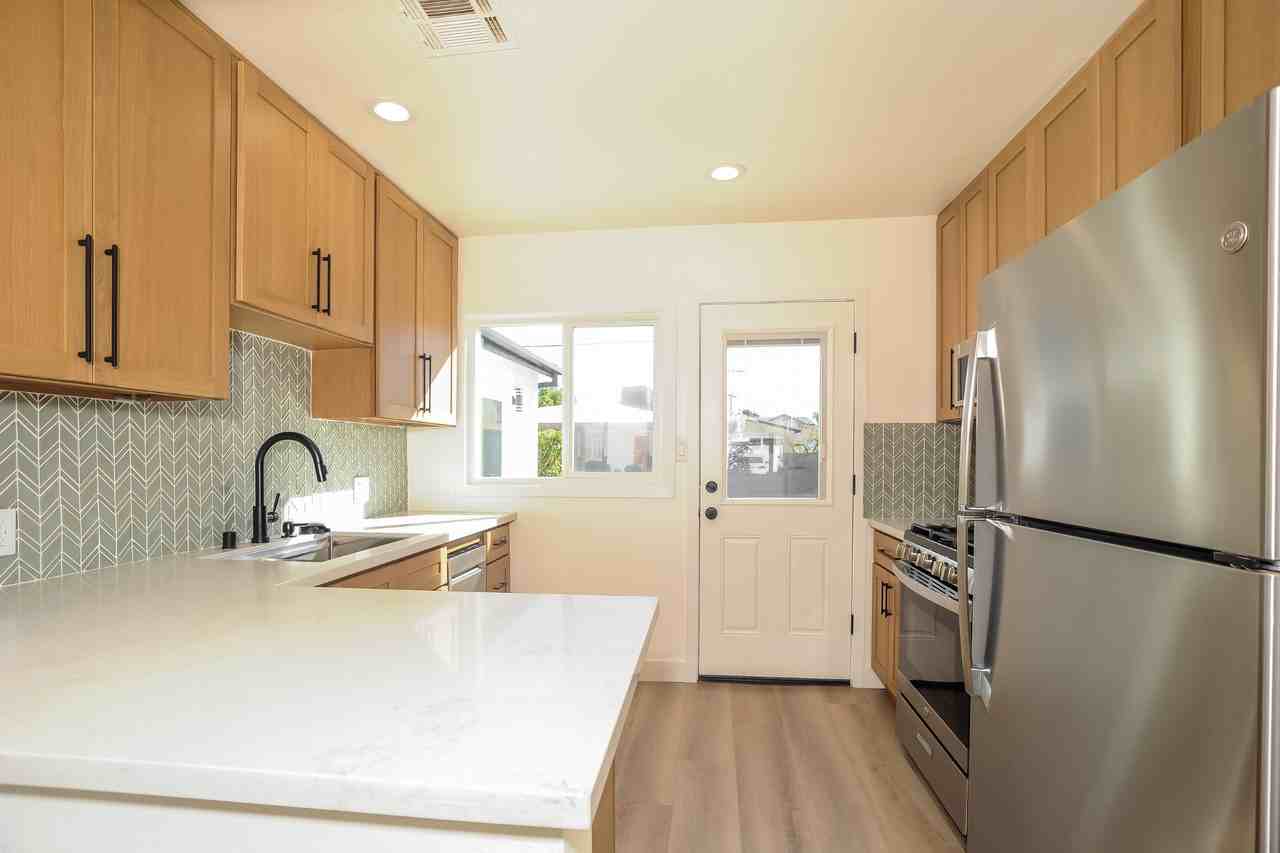 5826 Jamieson Ave - Photo 5 of 16