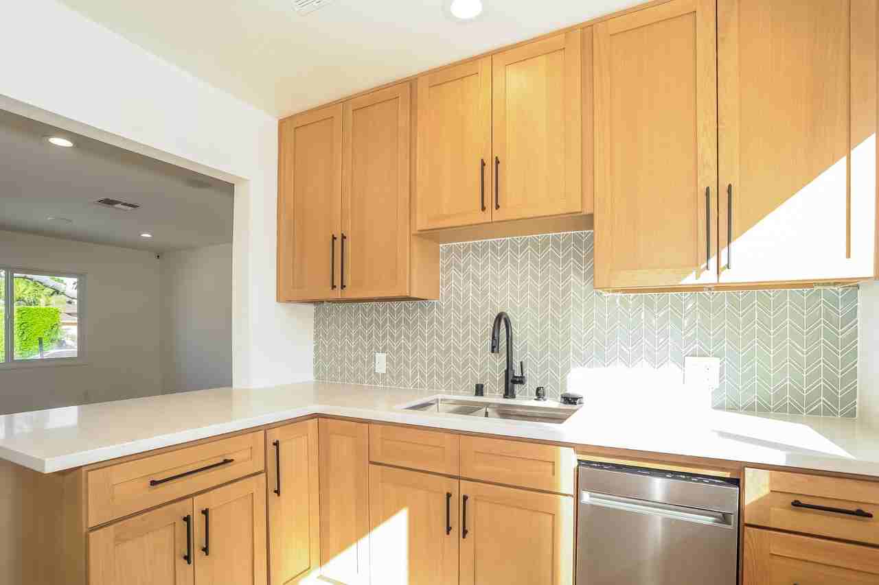 5826 Jamieson Ave - Photo 6 of 16