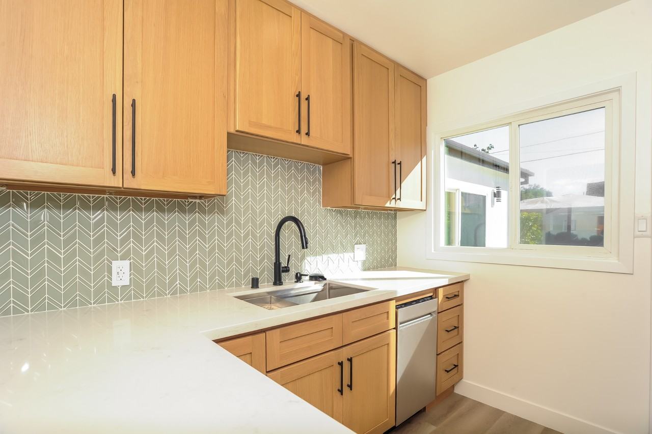 5826 Jamieson Ave - Photo 7 of 16