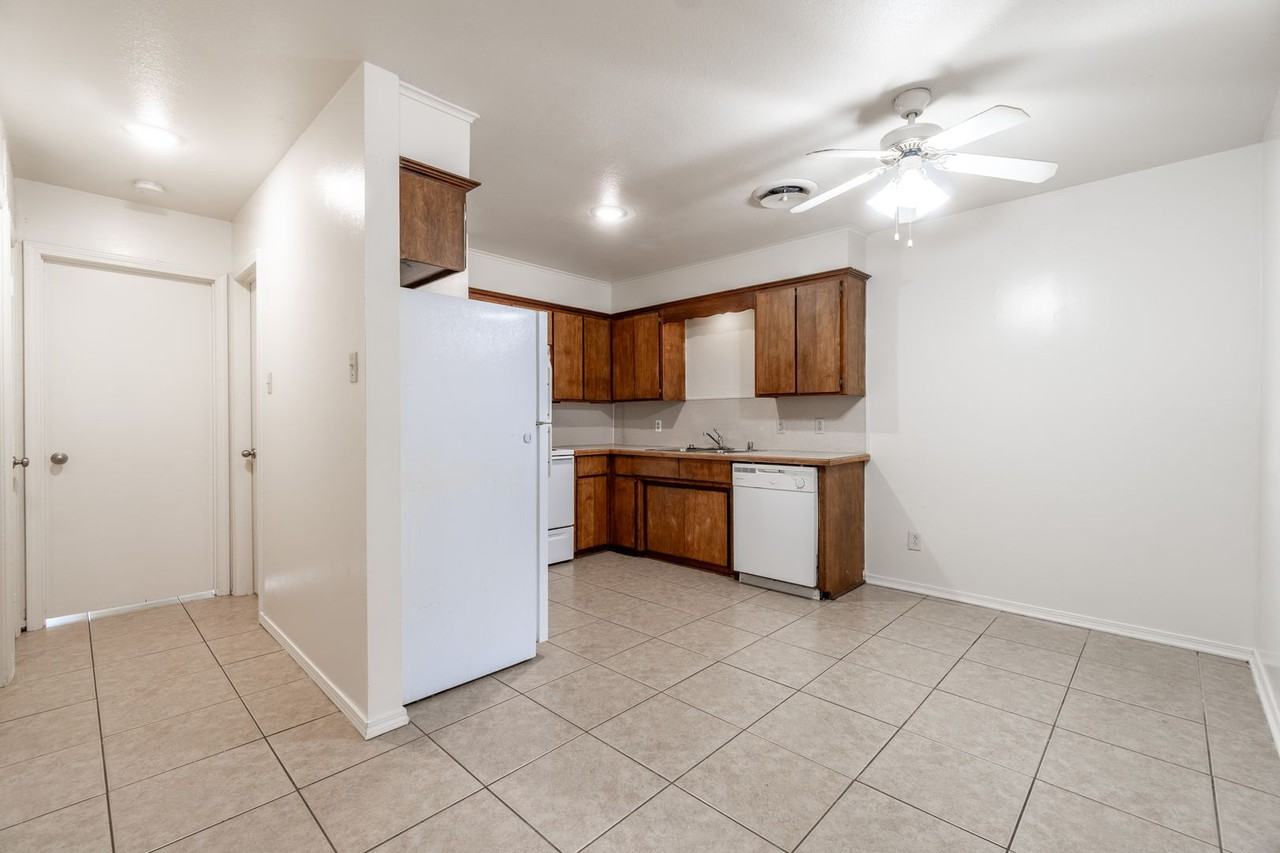 6826 Jackson St - Photo 5 of 13