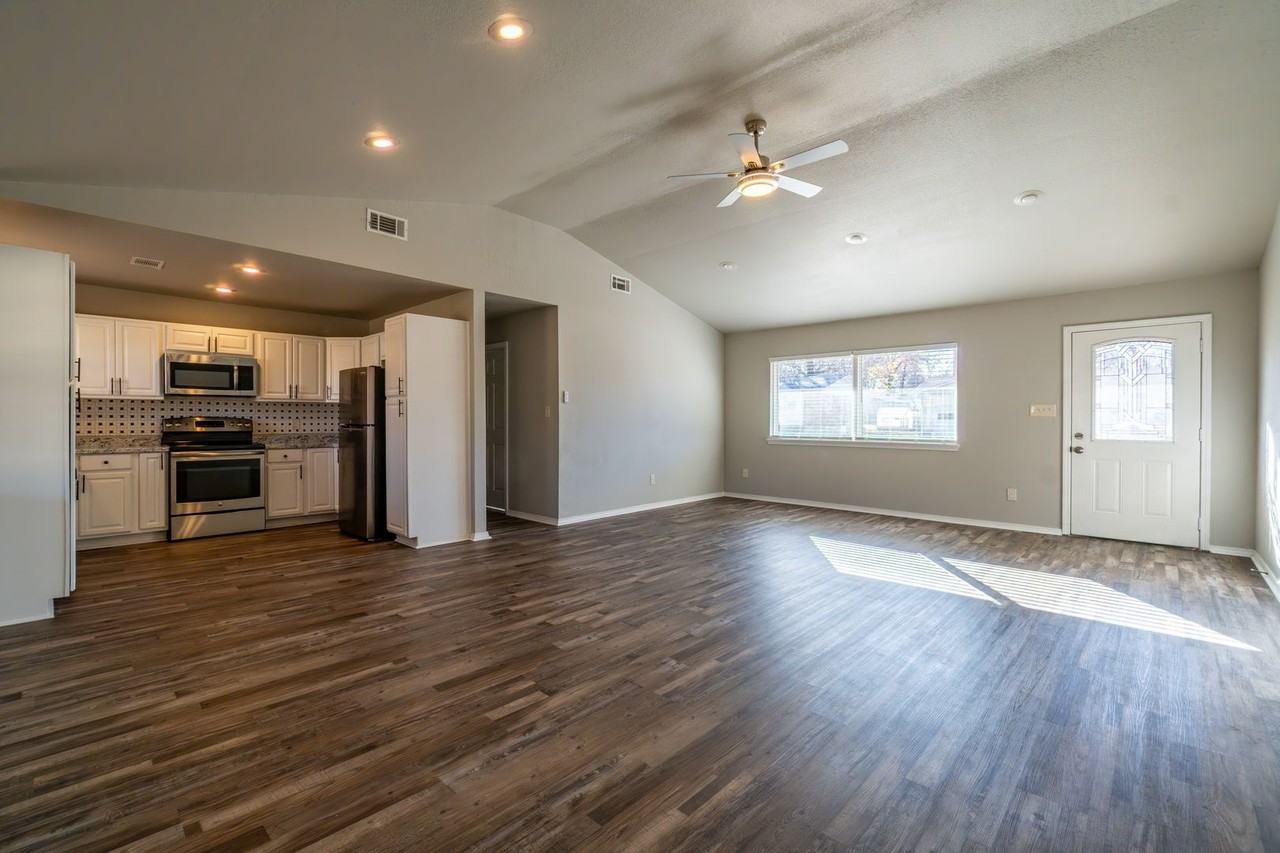 1511 Houston St - Photo 5 of 22