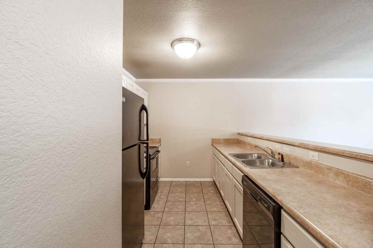 2763 Oakview Rd - Photo 5 of 14