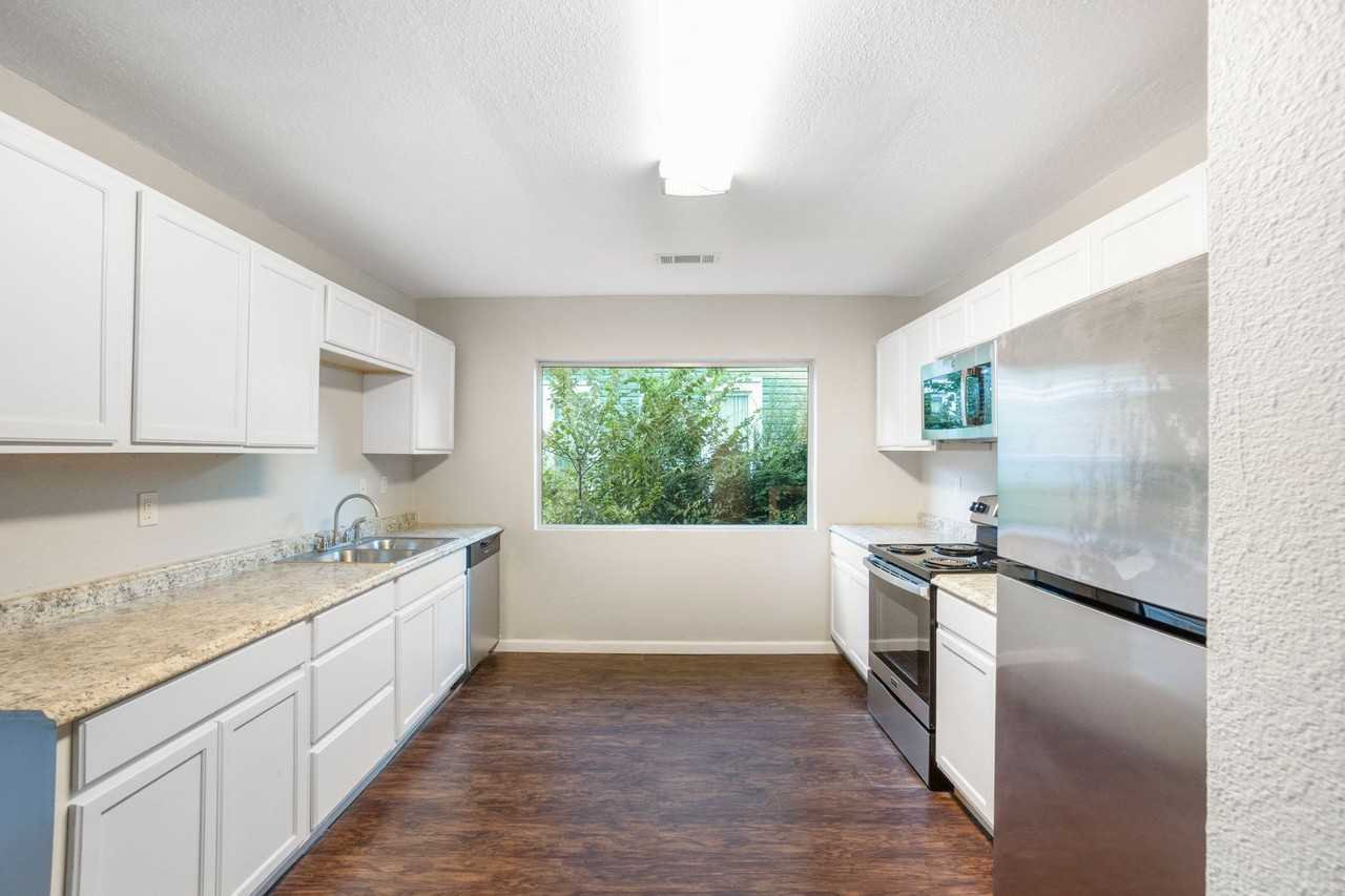 616 S 19th St - Photo 7 of 26